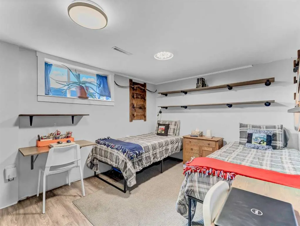 436 3 Street W