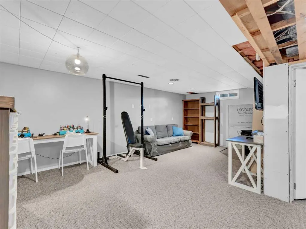 436 3 Street W