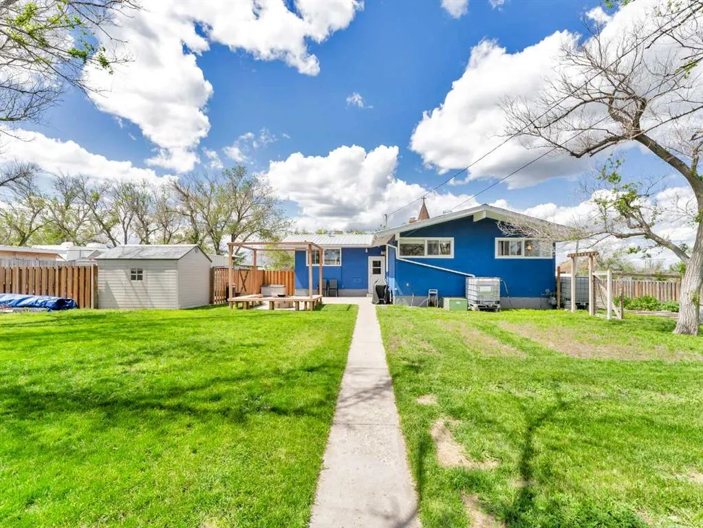 436 3 Street W
