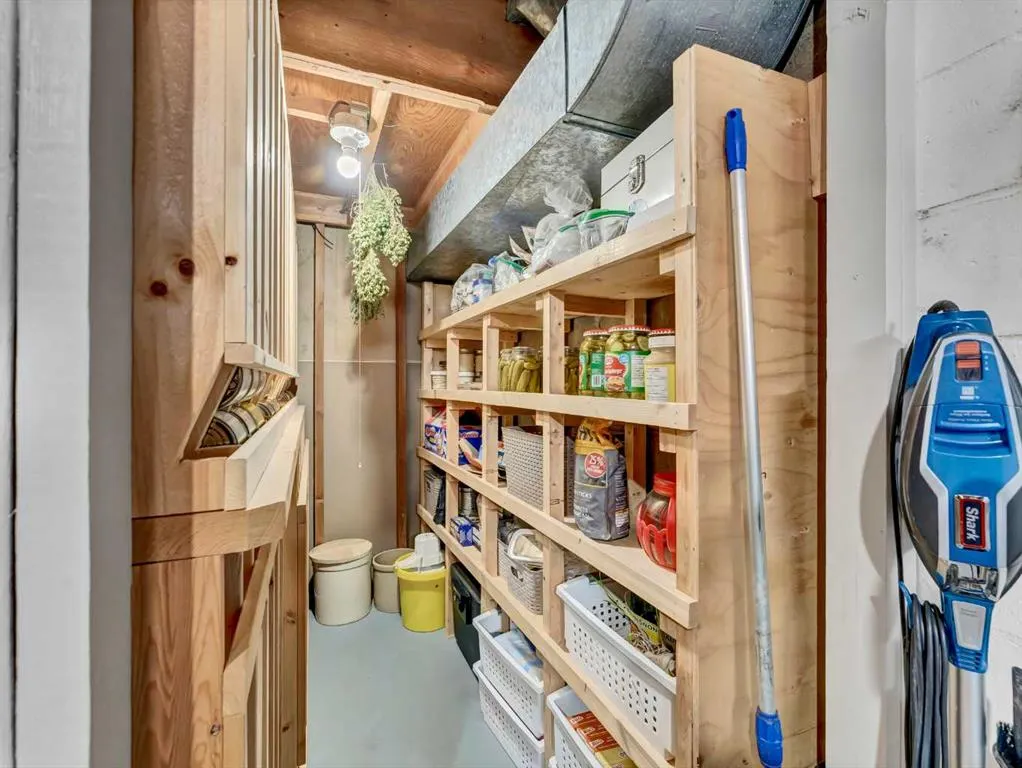 436 3 Street W