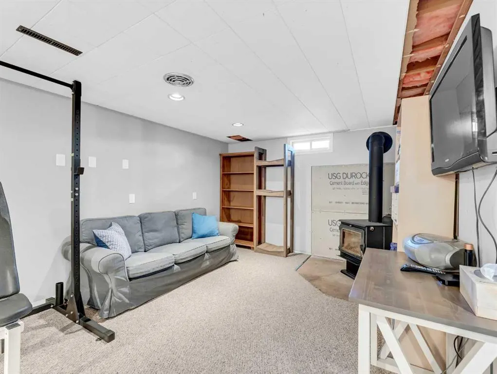436 3 Street W