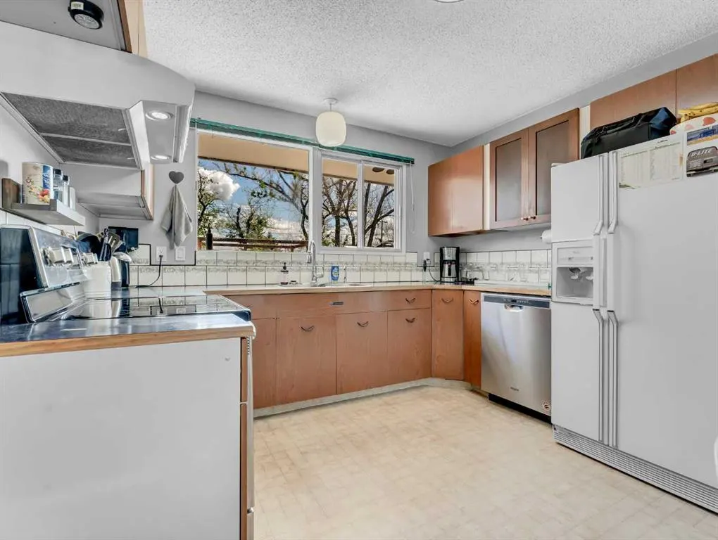 436 3 Street W