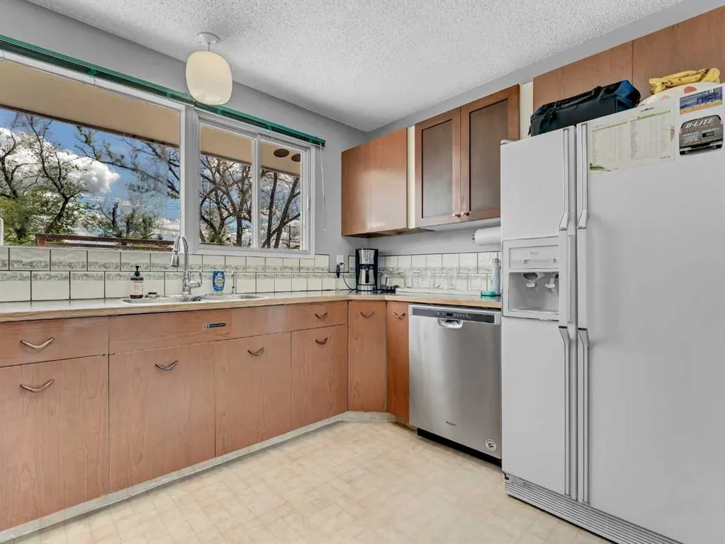 436 3 Street W