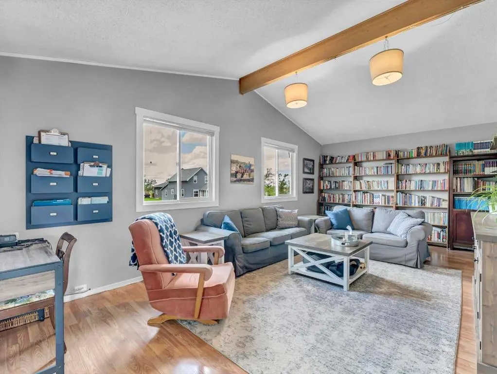 436 3 Street W