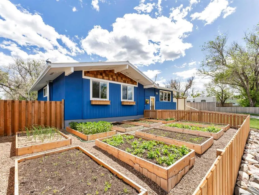 436 3 Street W