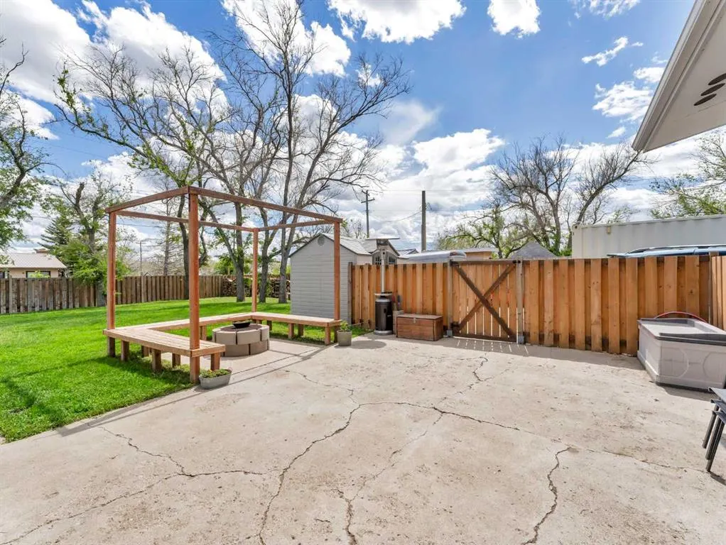 436 3 Street W