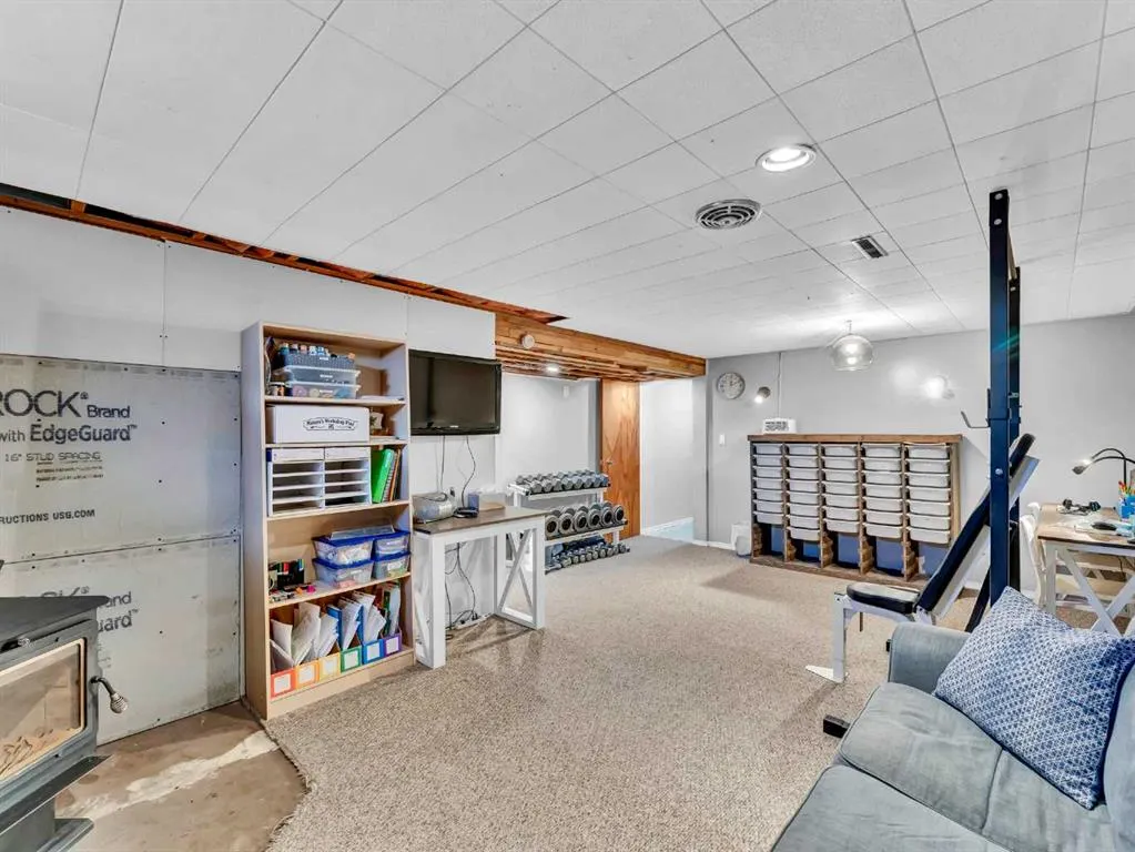 436 3 Street W
