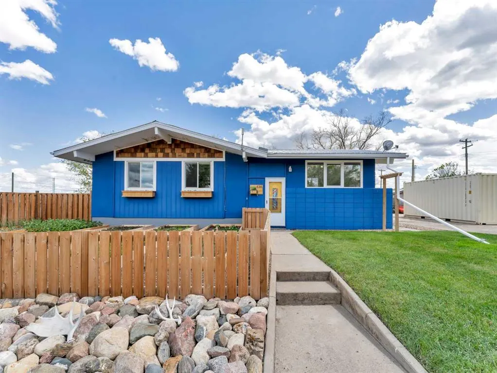 436 3 Street W