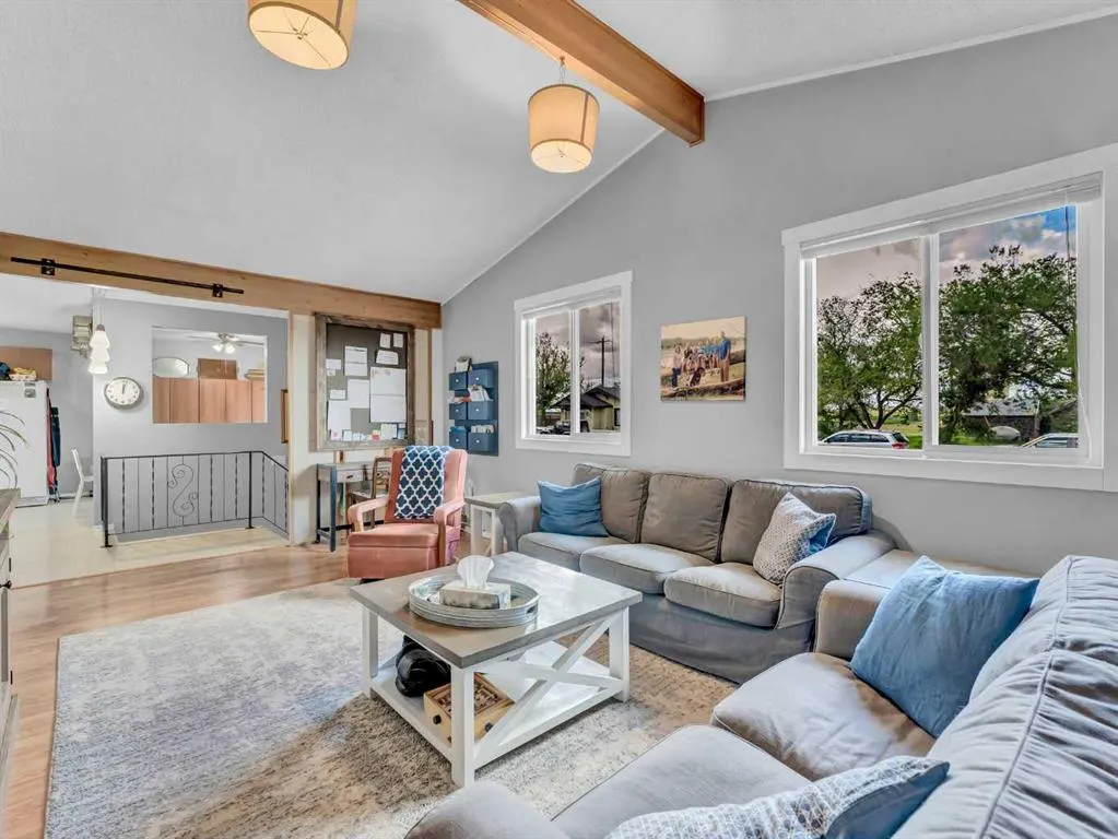 436 3 Street W