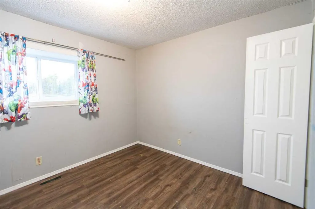 5702 44 Ave