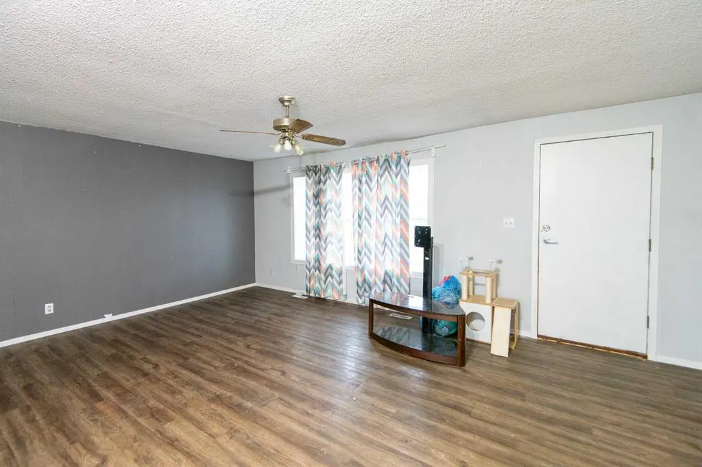 5702 44 Ave