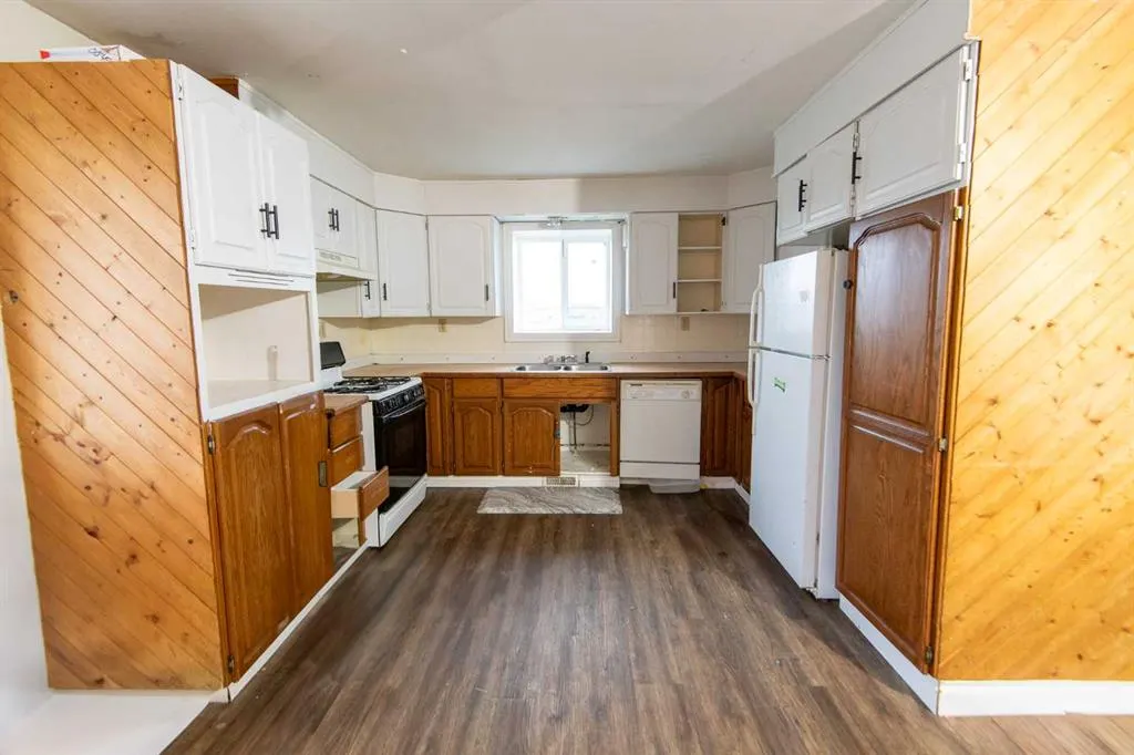 5702 44 Ave