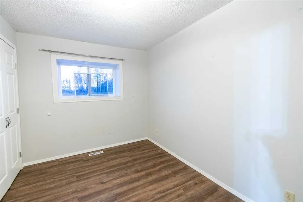 5702 44 Ave