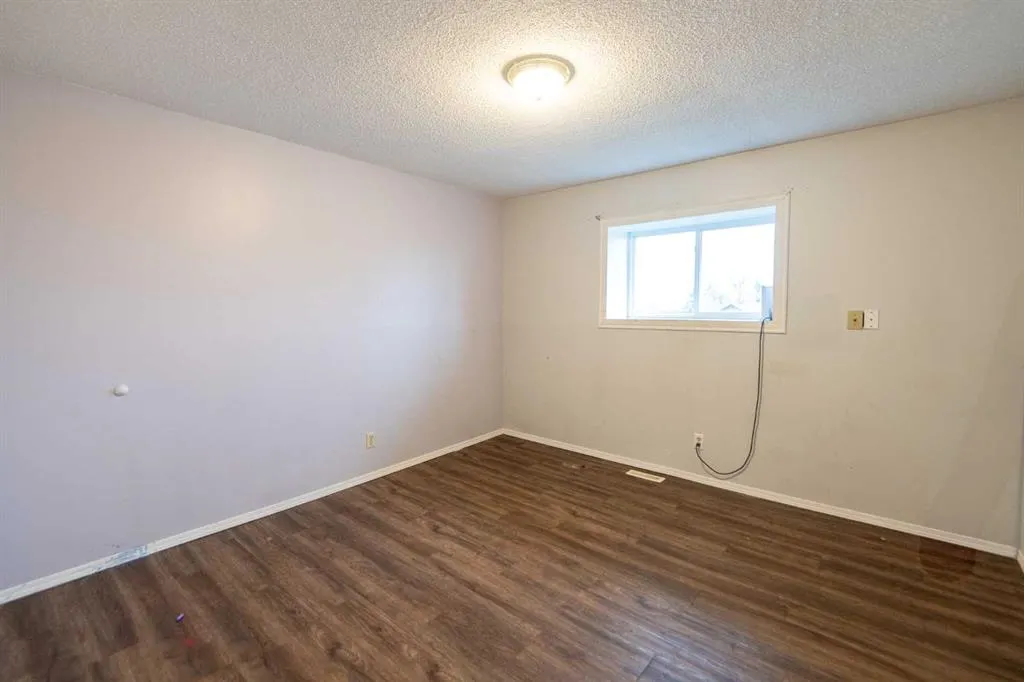 5702 44 Ave