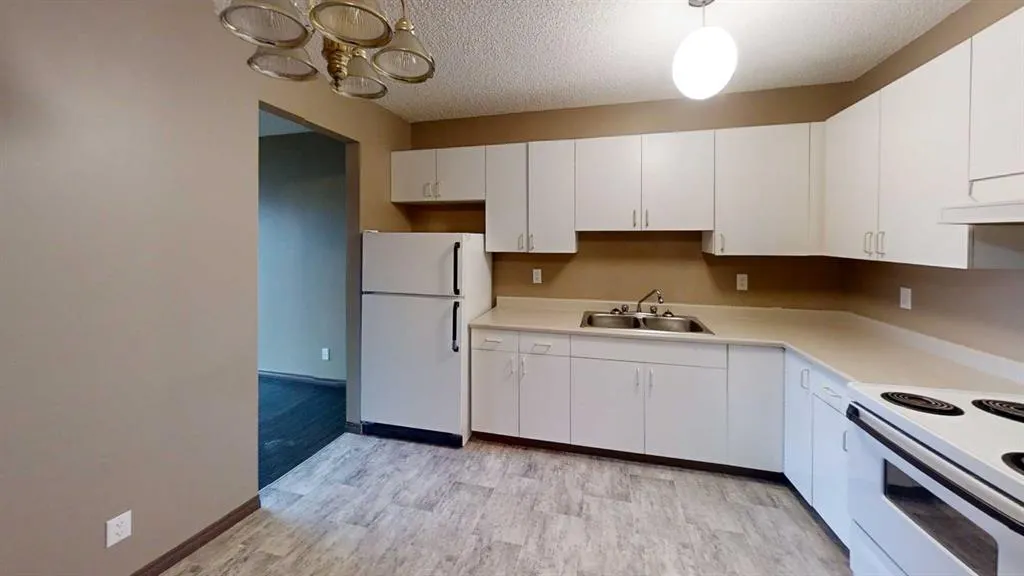 5114 44 Street, #206