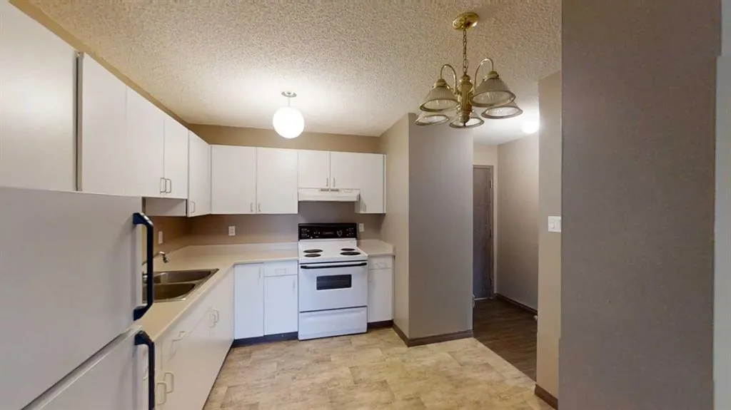 5114 44 Street, #206