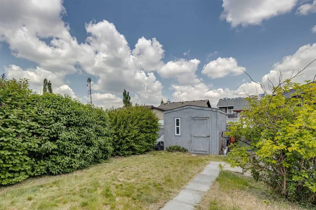 1656 Strathcona Gate