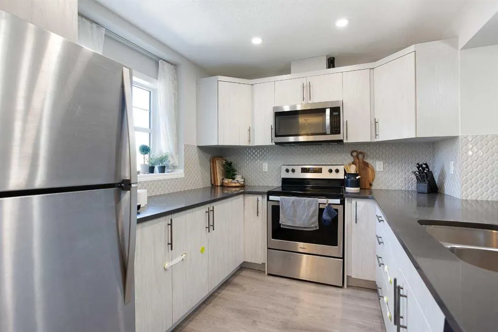 214 Hillcrest Gardens SW