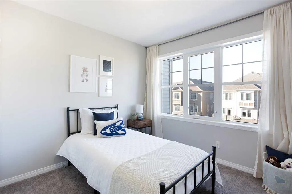 214 Hillcrest Gardens SW