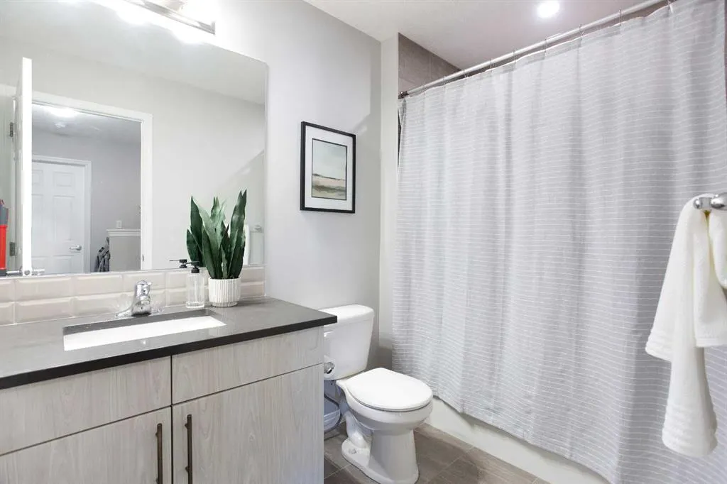 214 Hillcrest Gardens SW