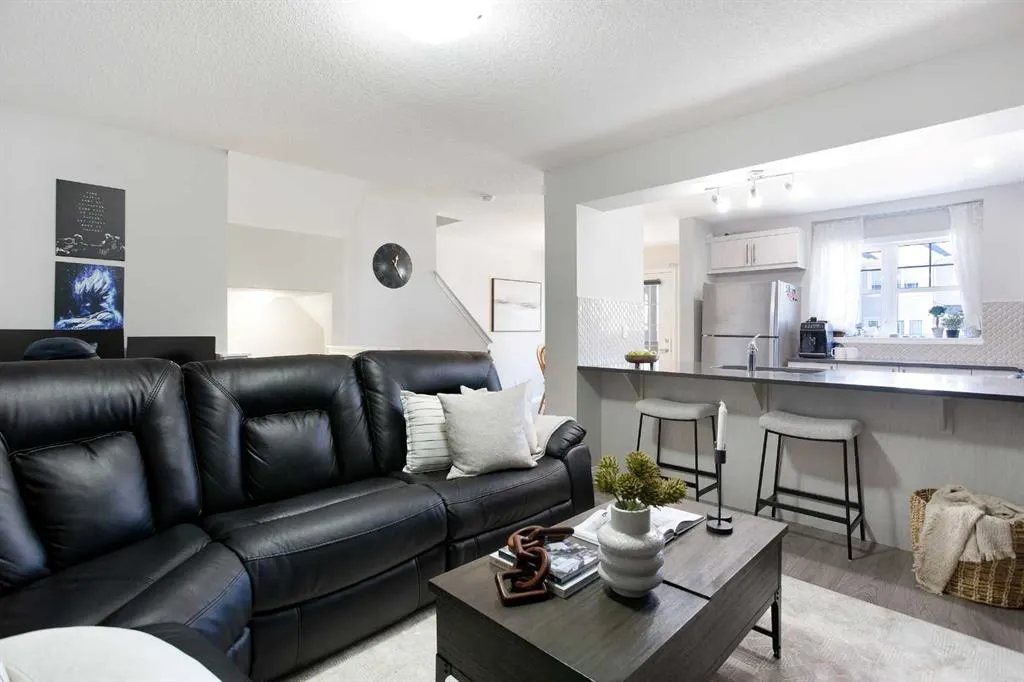 214 Hillcrest Gardens SW