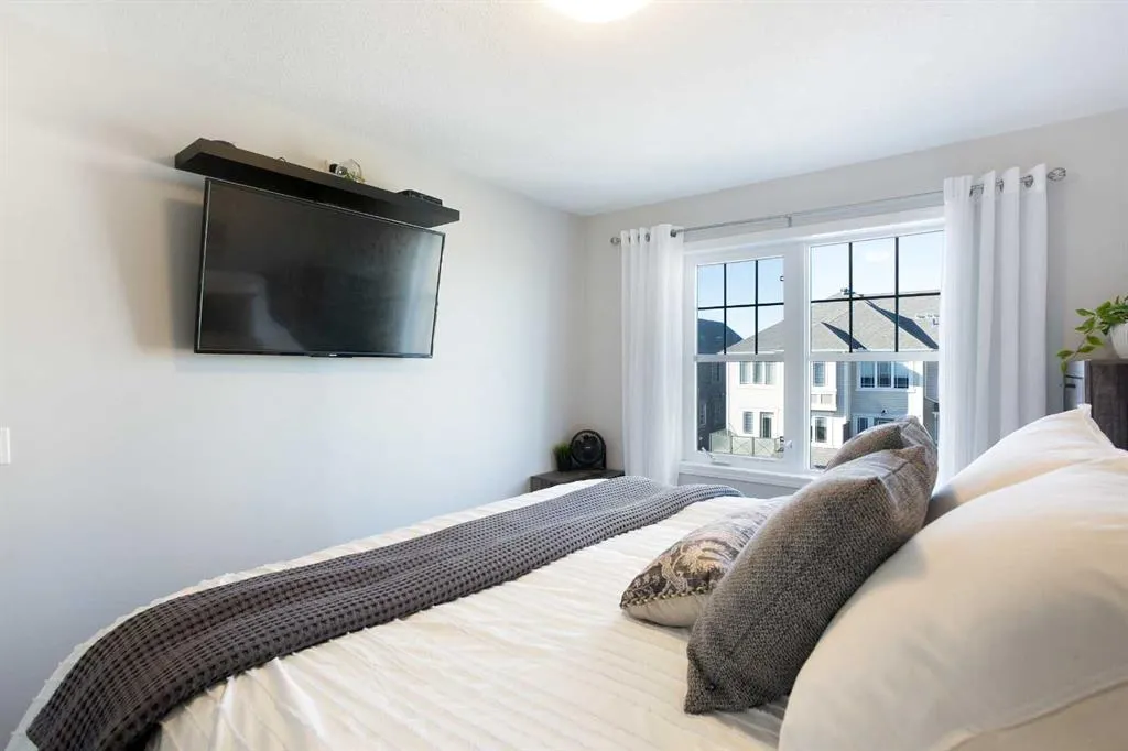 214 Hillcrest Gardens SW