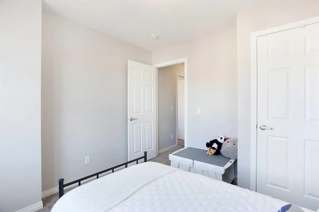 214 Hillcrest Gardens SW