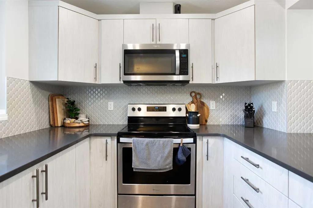 214 Hillcrest Gardens SW