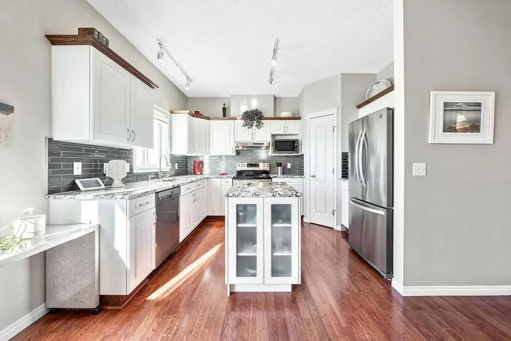 143 Country Hills Gardens NW