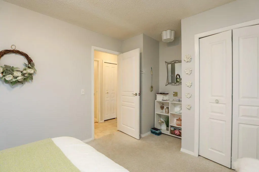 43 Sherwood Boulevard W