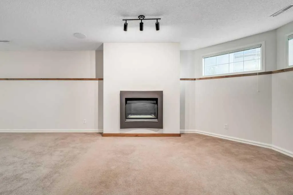 222 Diamond Court SE