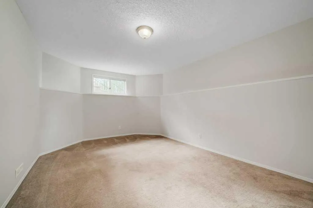 222 Diamond Court SE
