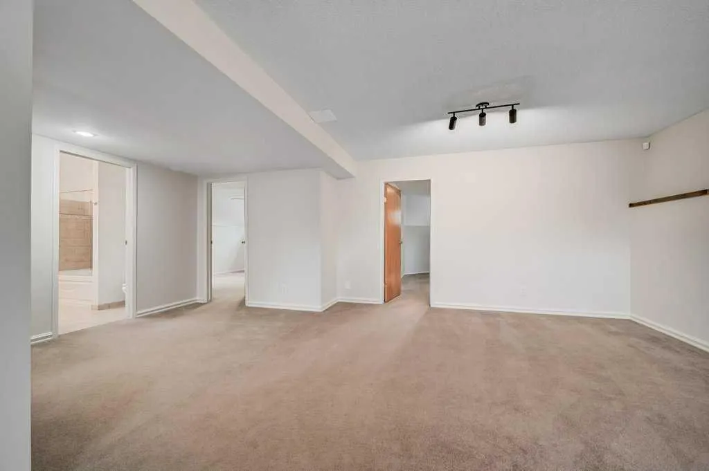 222 Diamond Court SE