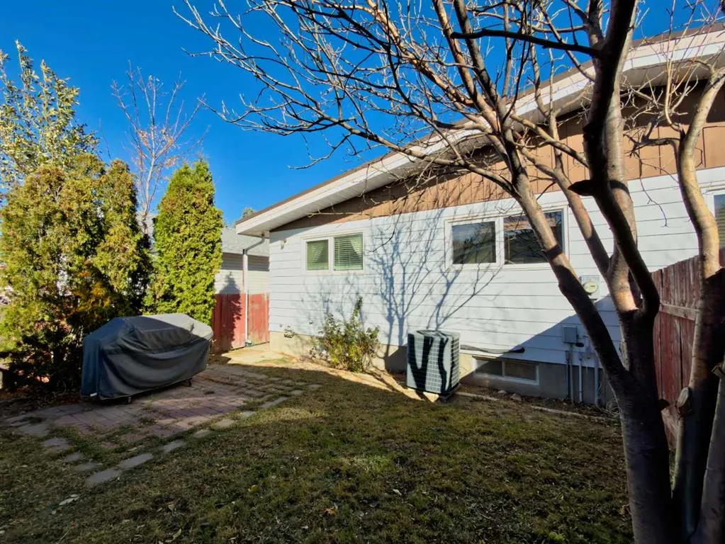 8 Cayuga Crescent W