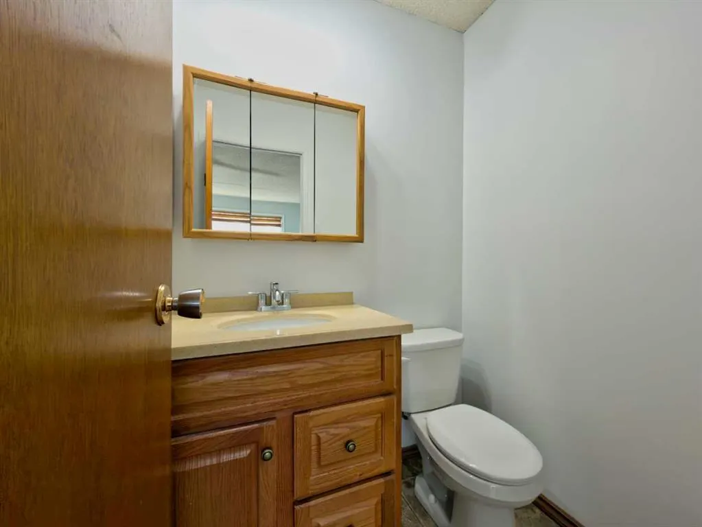 8 Cayuga Crescent W