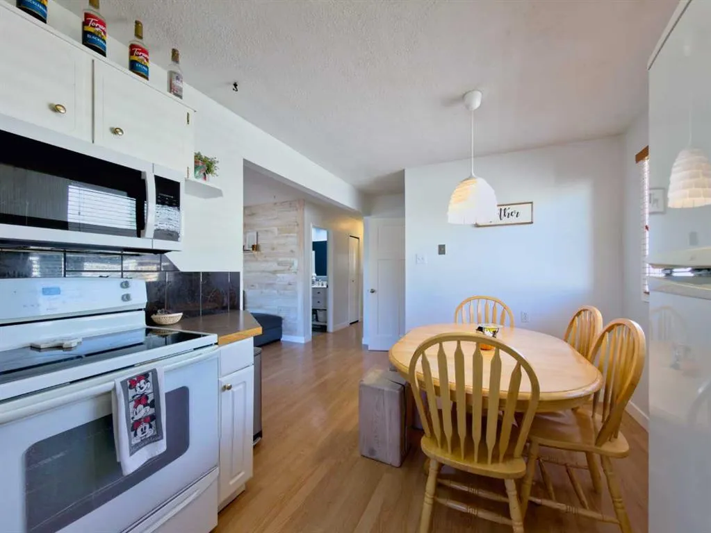 8 Cayuga Crescent W