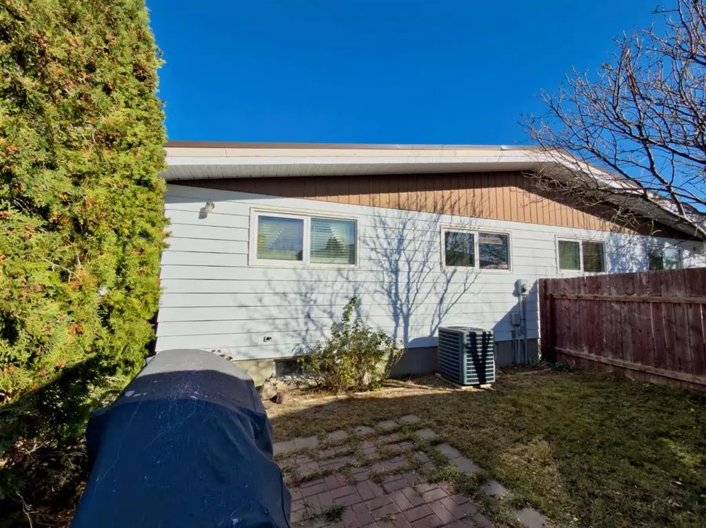 8 Cayuga Crescent W