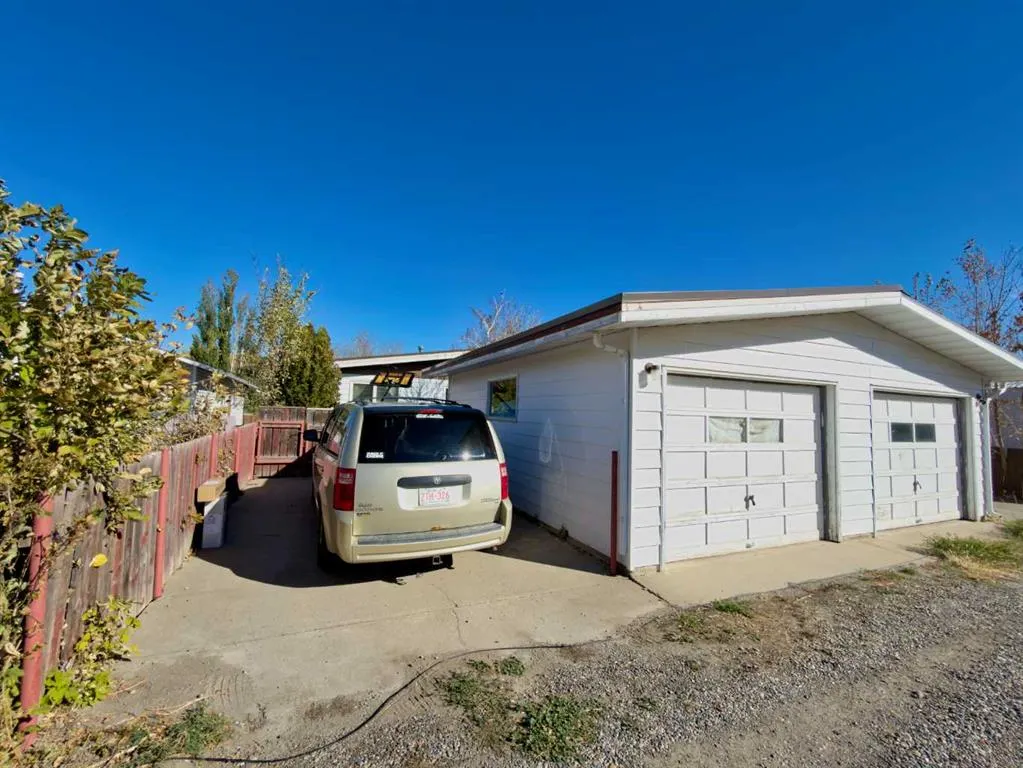 8 Cayuga Crescent W