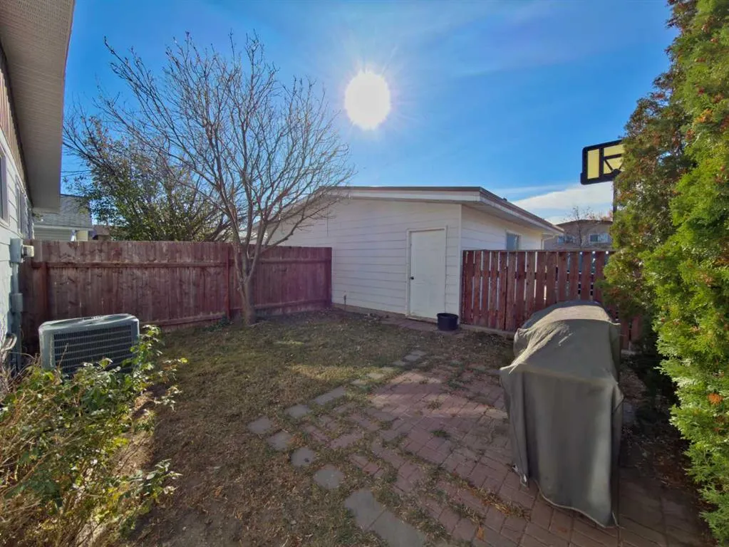 8 Cayuga Crescent W