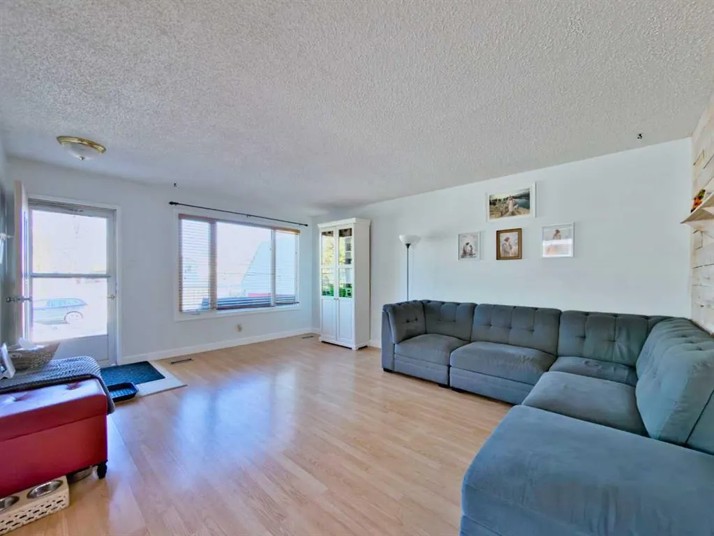 8 Cayuga Crescent W