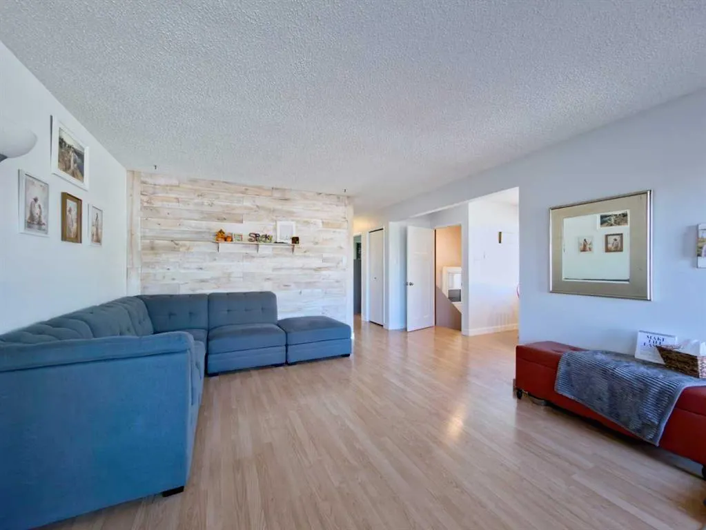 8 Cayuga Crescent W