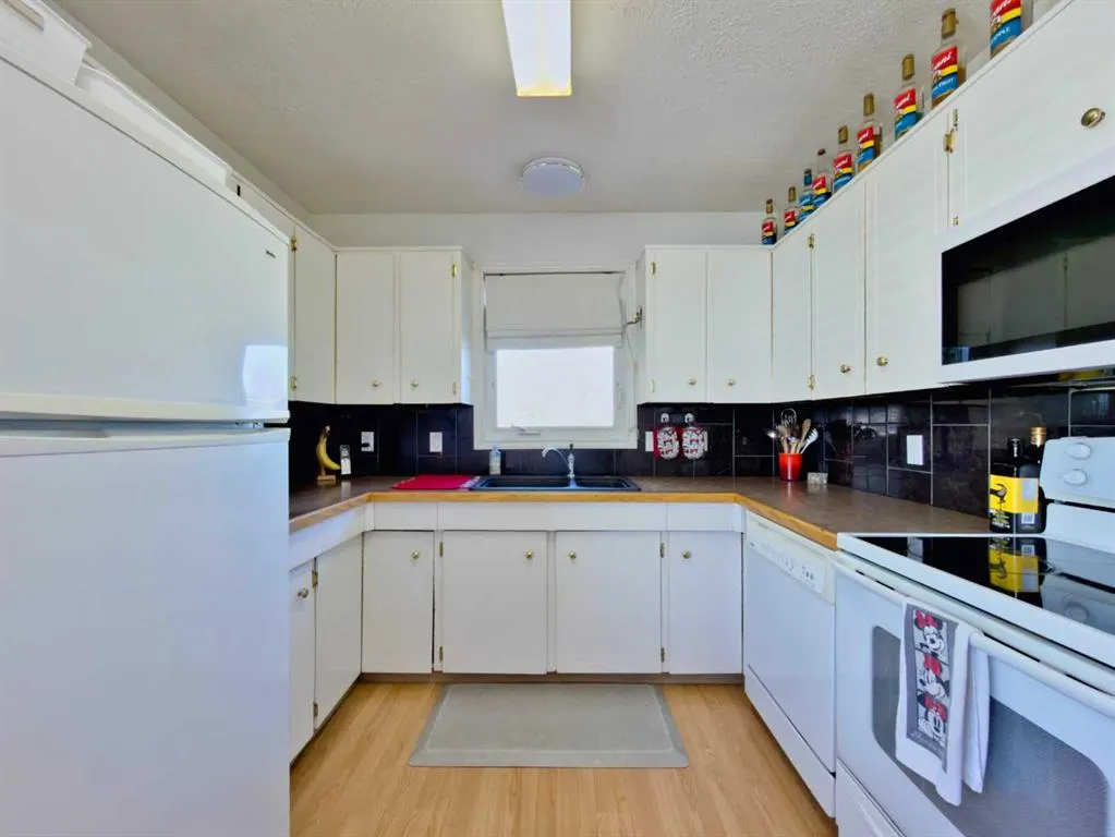 8 Cayuga Crescent W