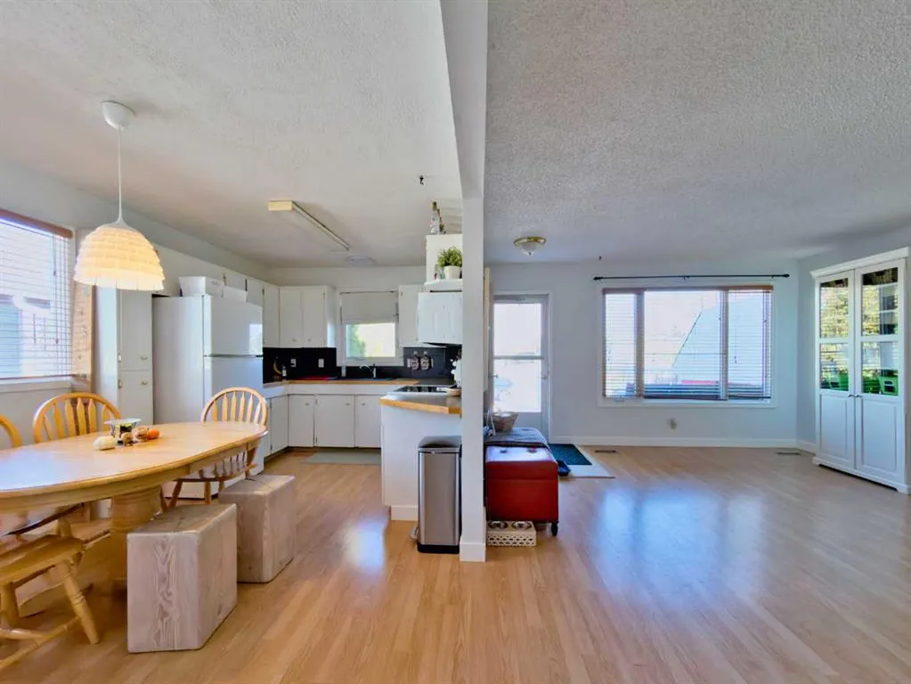 8 Cayuga Crescent W