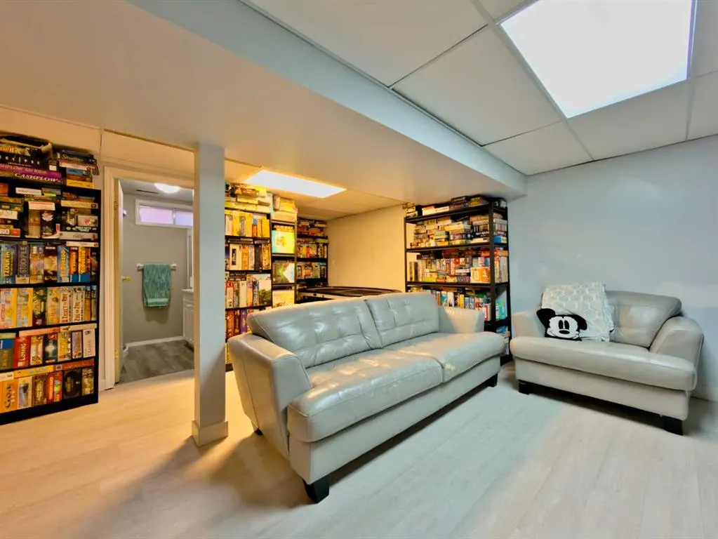 8 Cayuga Crescent W