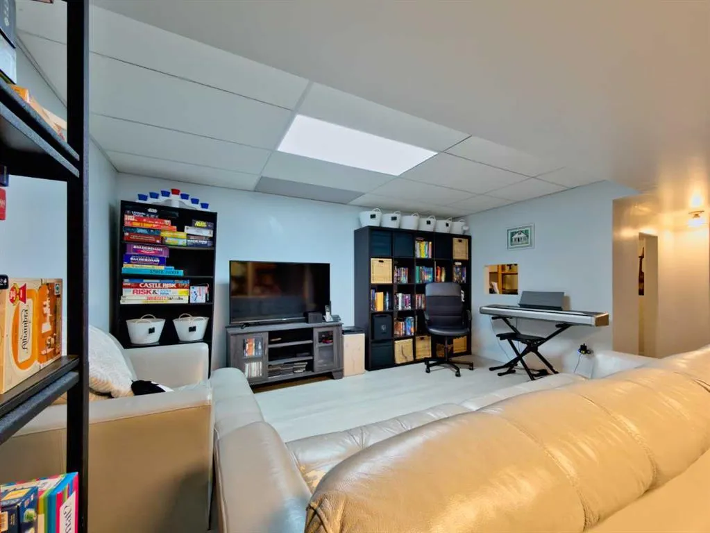8 Cayuga Crescent W