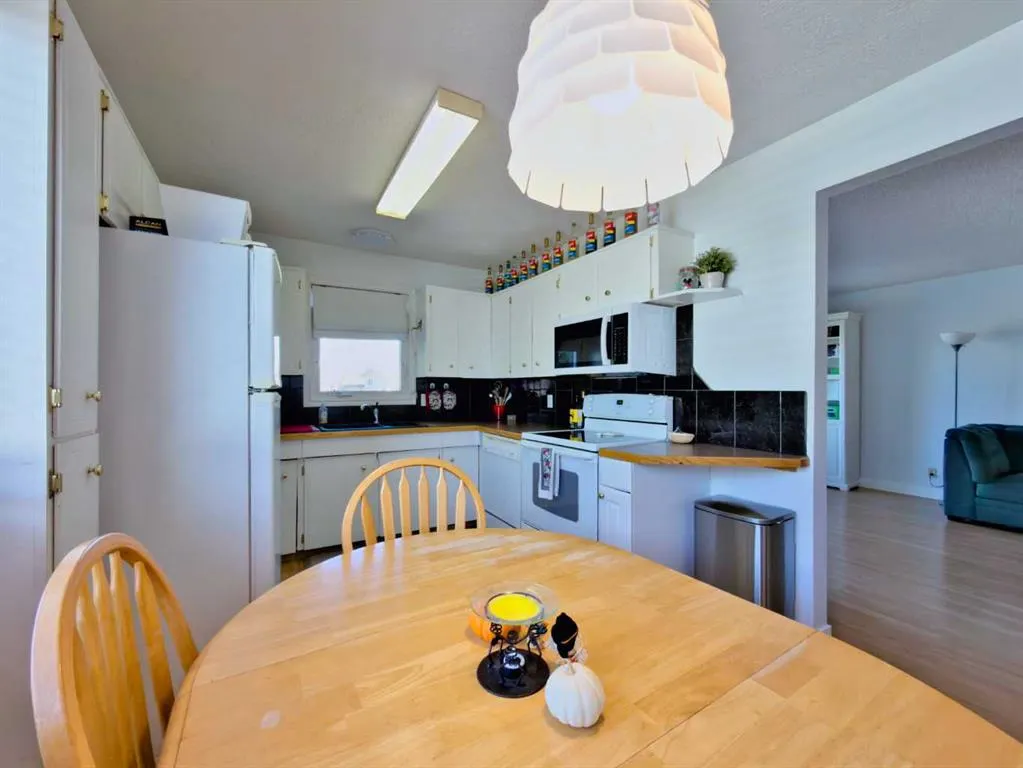 8 Cayuga Crescent W