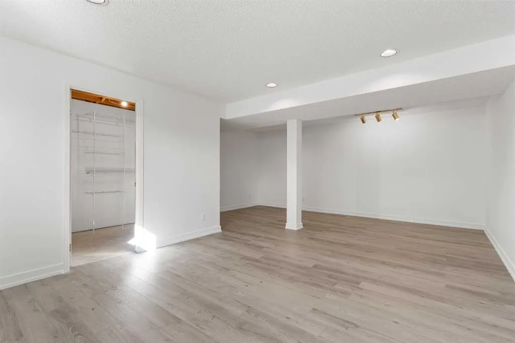 2 West Barrett Place