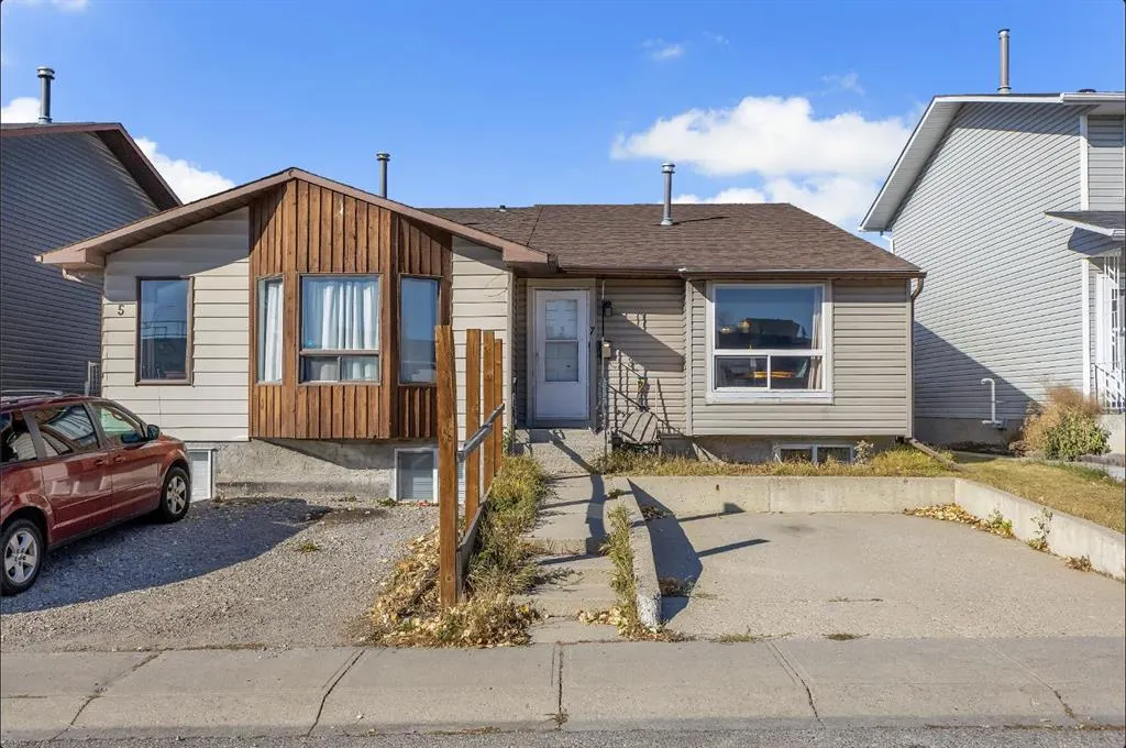7 Castleridge Way NE