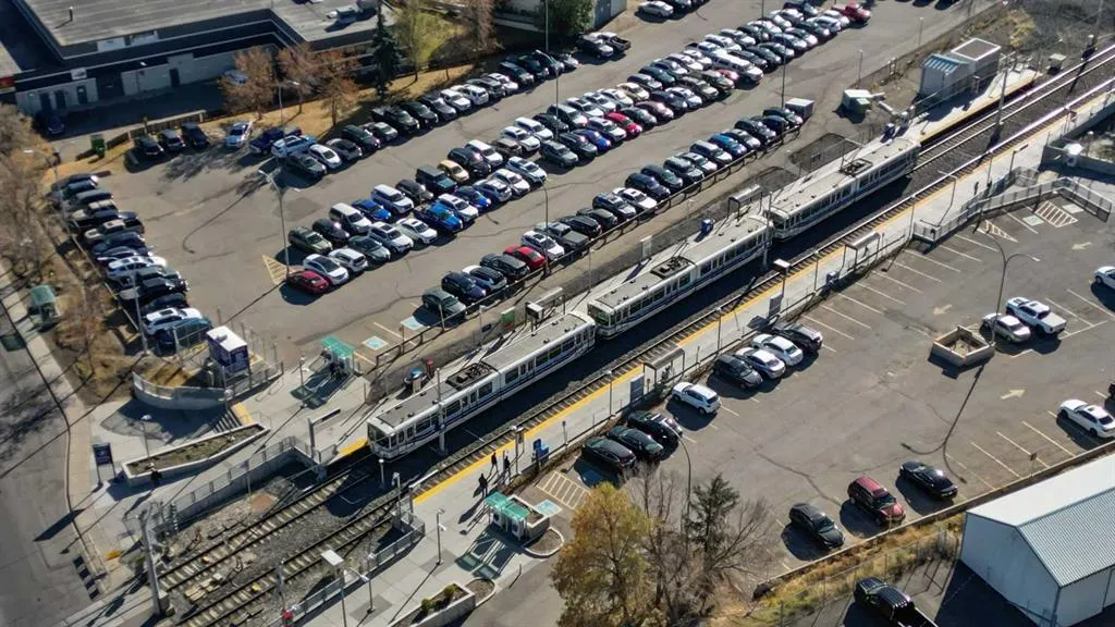 60 38A Avenue SW, #305