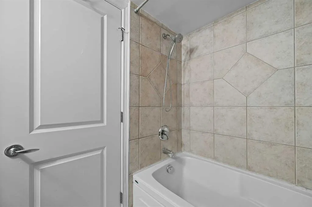 60 38A Avenue SW, #305